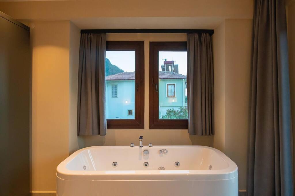 Havuzlu Korunakli Jakuzili Villa 费特希耶 外观 照片